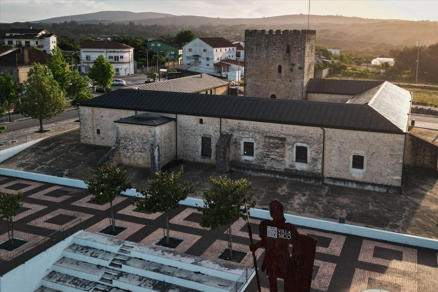 Castle of Santiago da Guarda - 4.5 km